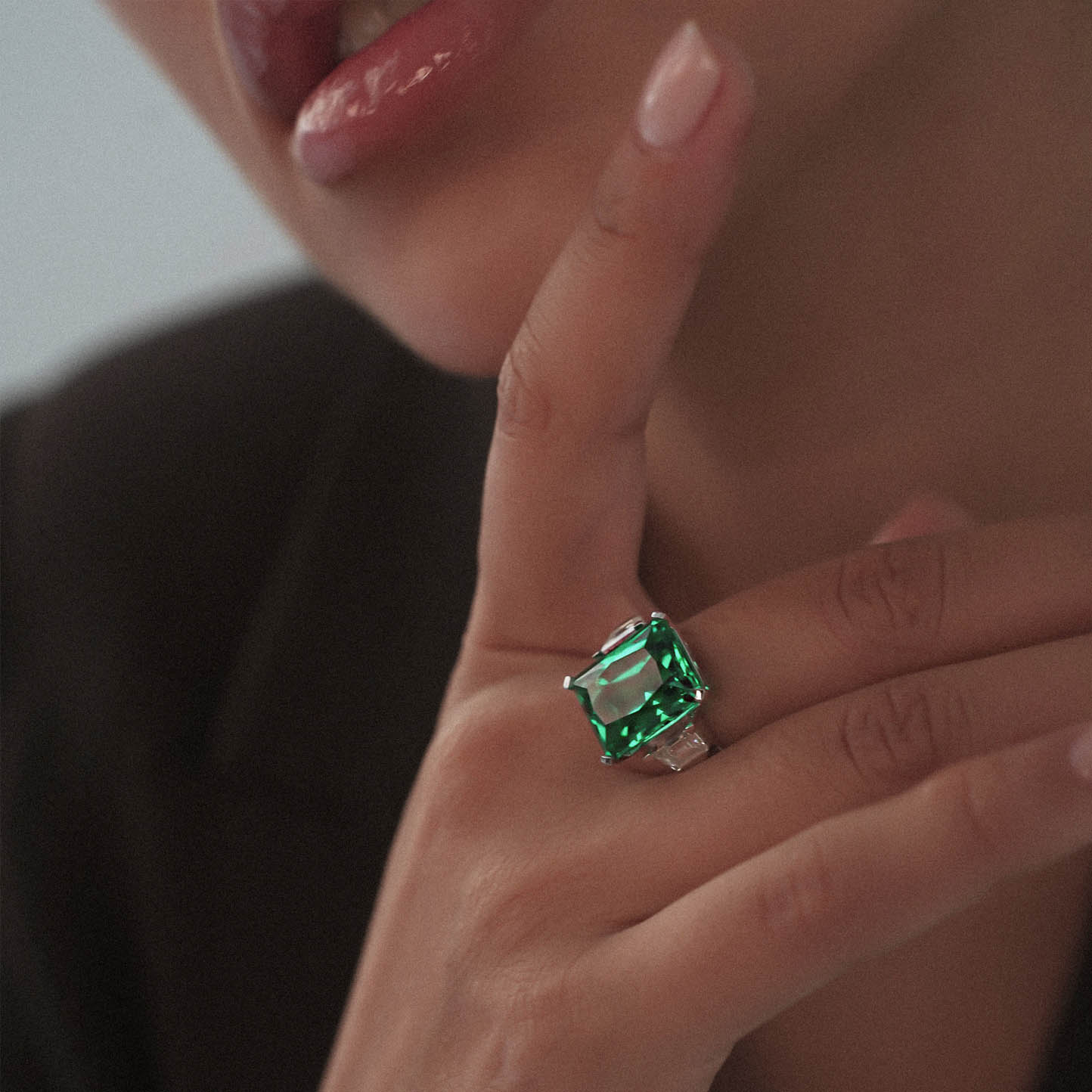 Золотое кольцо с изумрудом lab-grown 7.76ct огранки "Октагон" и диаллантами