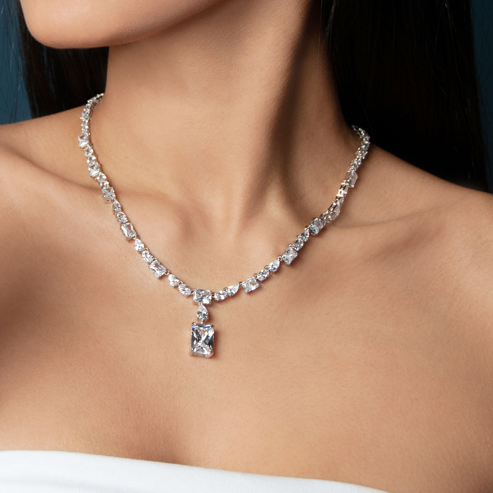 Серебряное колье с фианитами